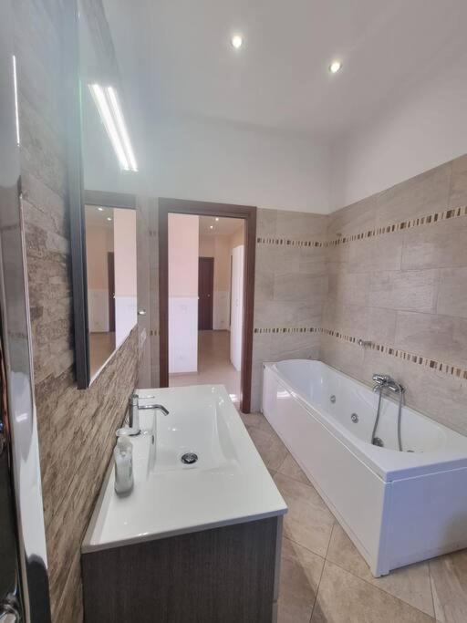 -5 Min From Bus Stop-Free Parking Ngoại thất bức ảnh